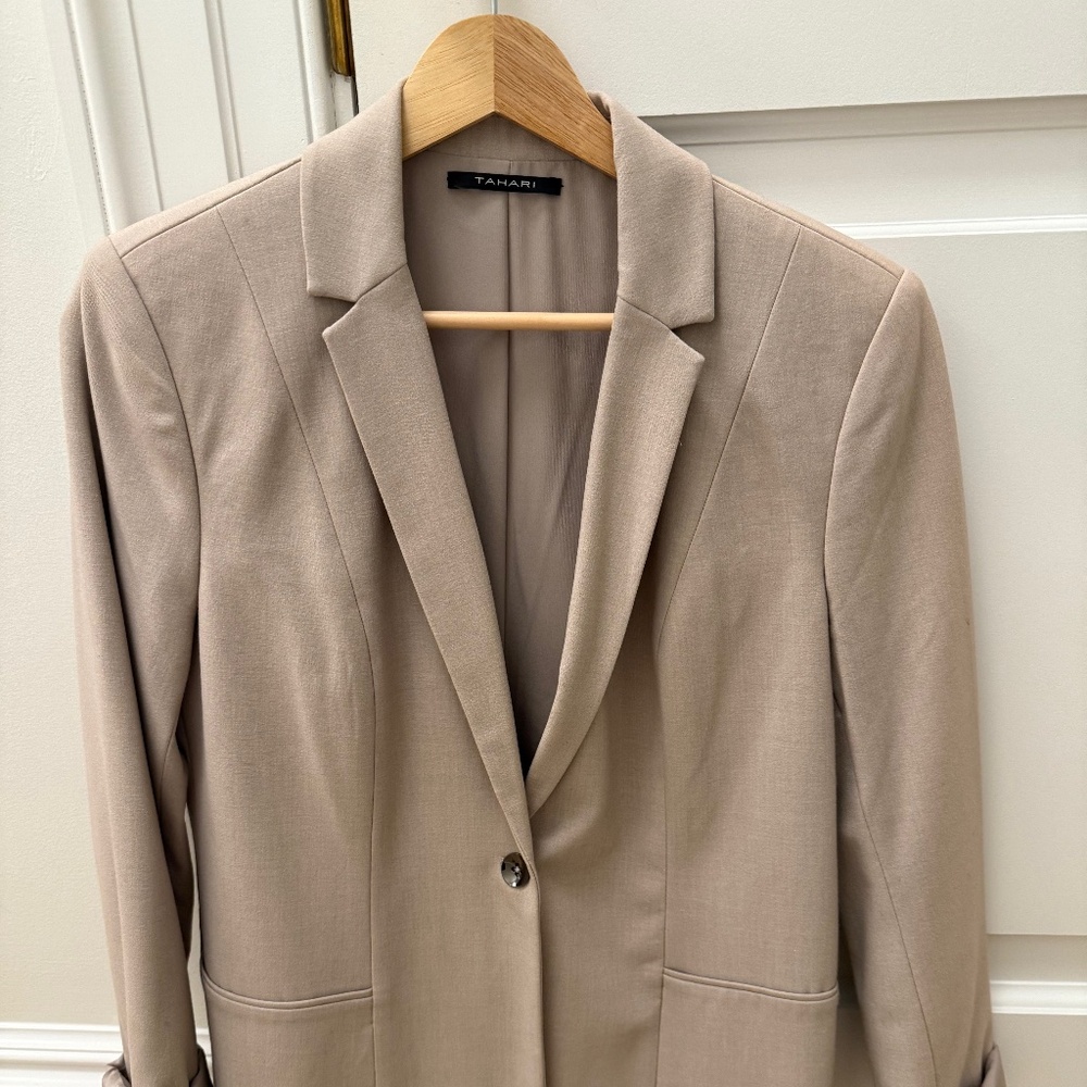 Tahari tan women's blazer size 6
